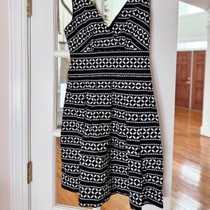 WHITE HOUSE BLACK MARKET (WHBM) V NECK A LINE DRESS, SIZE 0, BLACK/WHITE